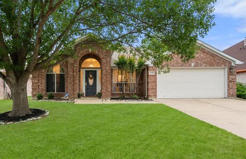 Single Family Residence in Arlington TX 1132 Deer Valley Lane.jpg