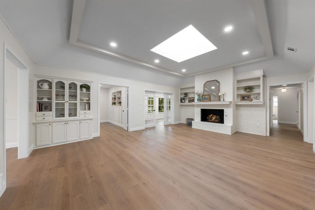 2844 Hurstview Dr, Hurst, TX 76054