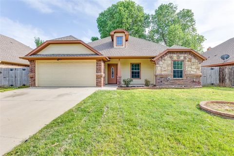 Single Family Residence in Azle TX 1204 Eagle Lake Drive.jpg