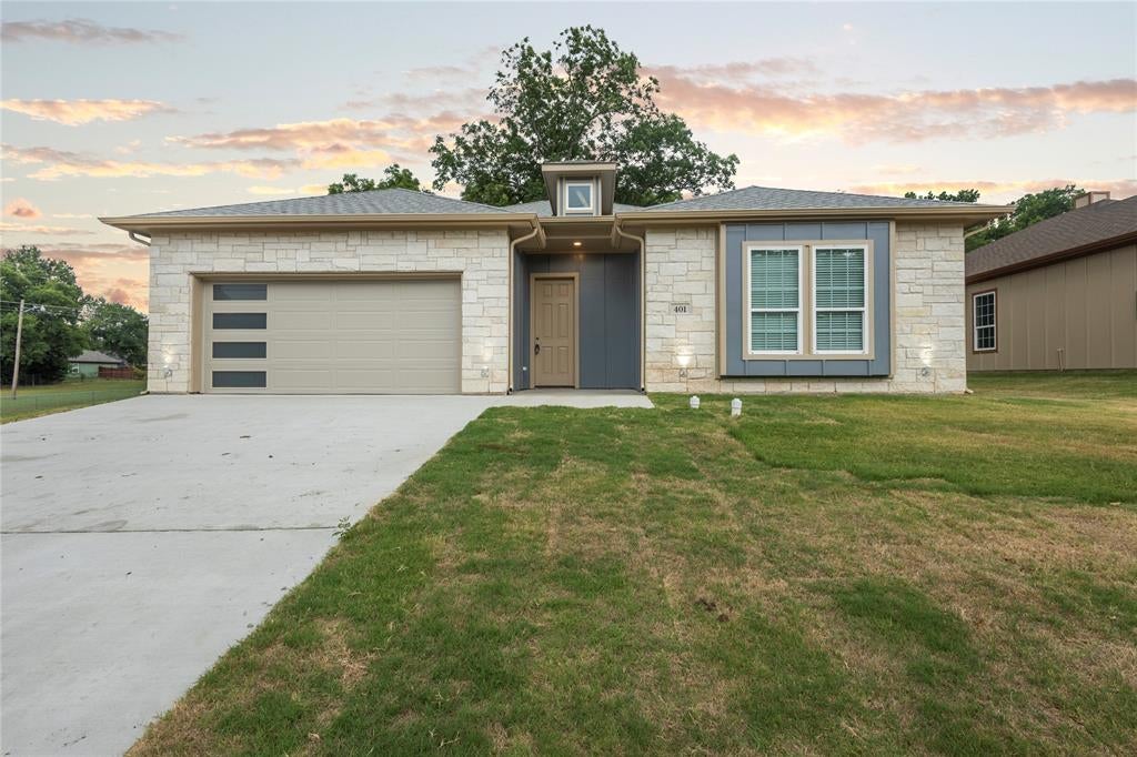 401 S 4 St, Bonham, TX 75418 photo
