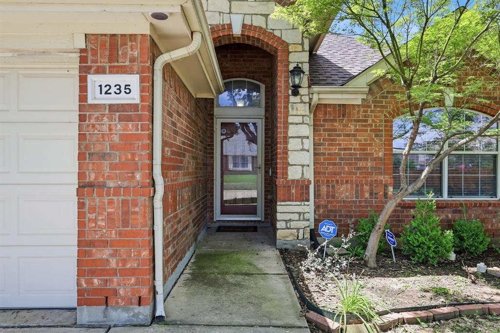 1235 Clearwater Dr, Grand Prairie, TX 75052 photo