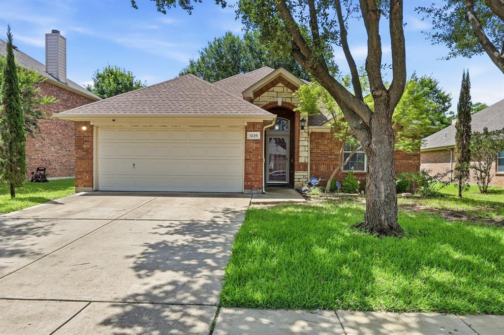 1235 Clearwater Dr, Grand Prairie, TX 75052