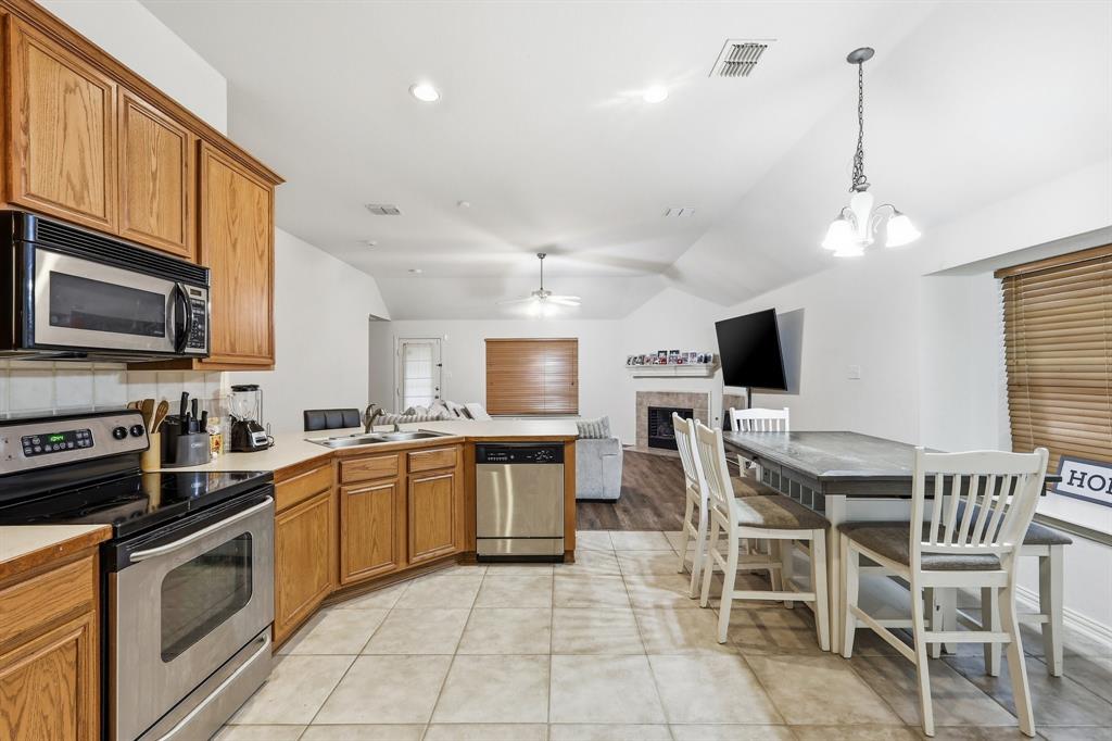 1235 Clearwater Dr, Grand Prairie, TX 75052 photo