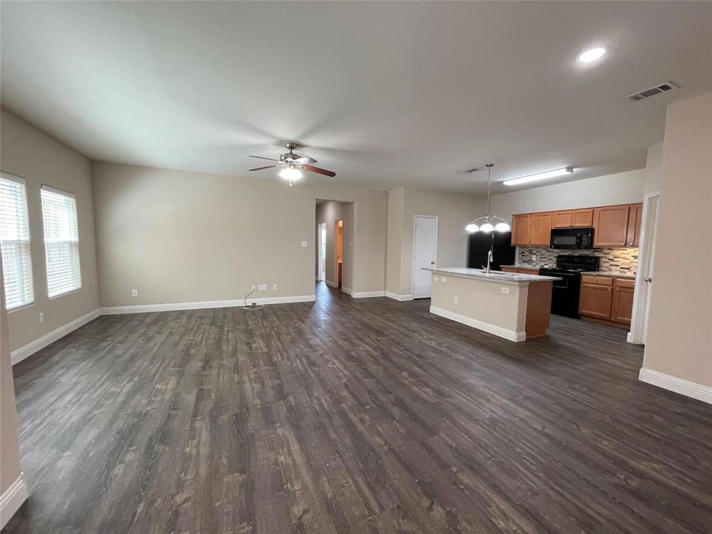 1237 Grand Central Pkwy, Fort Worth, TX 76131 photo