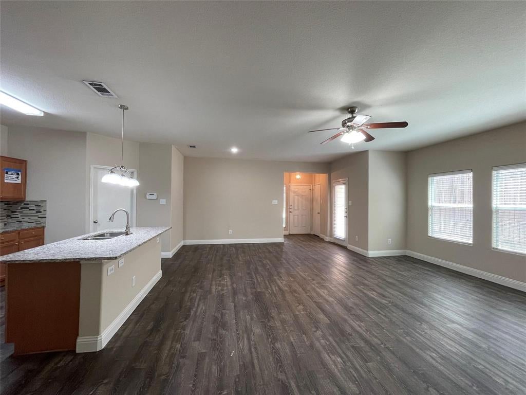 1237 Grand Central Pkwy, Fort Worth, TX 76131 photo