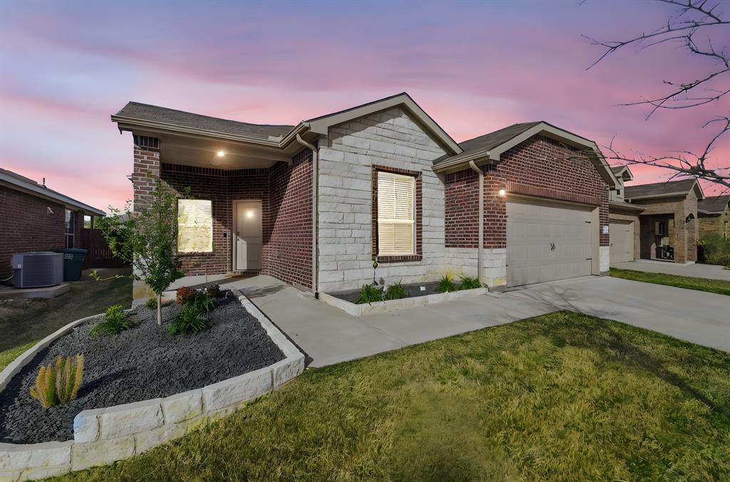8617 Sandy Park Dr, Fort Worth, TX 76179