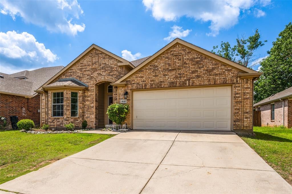 8616 Chisholm Trl, Cross Roads, TX 76227