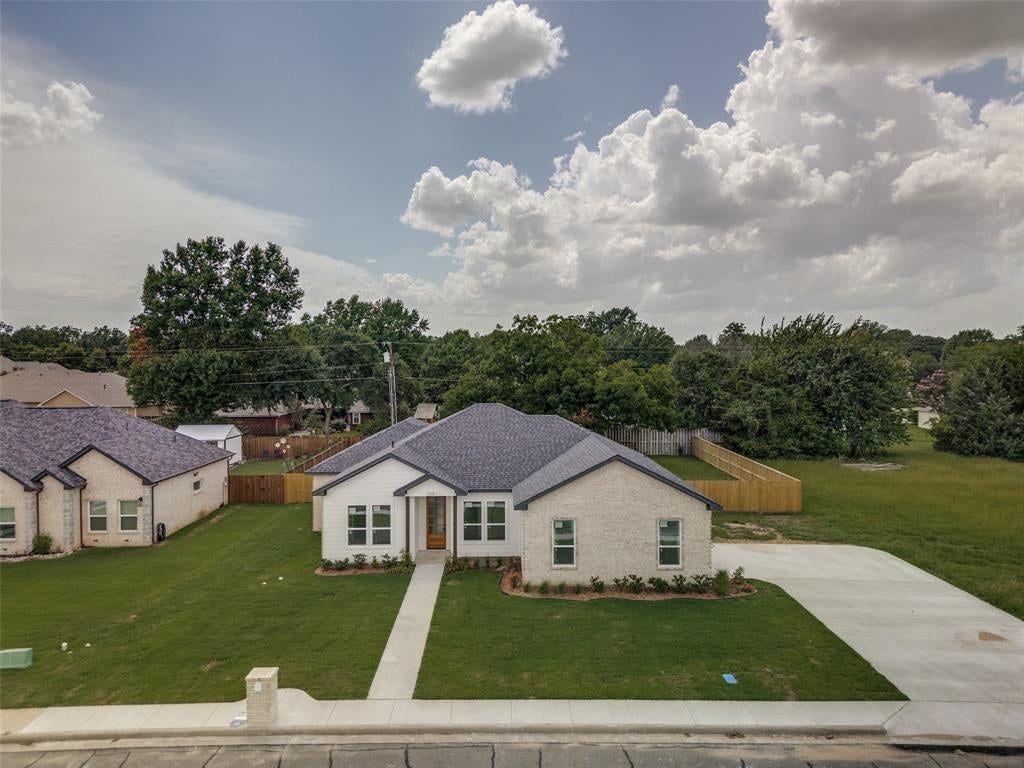 2013 Bois D Arcade Dr, Bonham, TX 75418