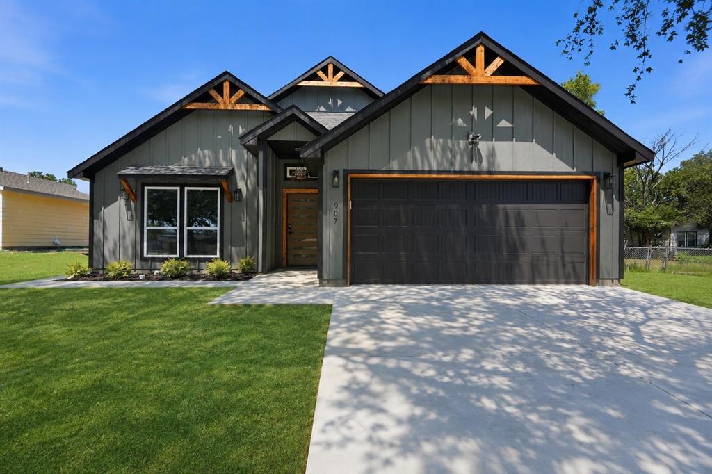 907 Renfro Dr, White Settlement, TX 76108