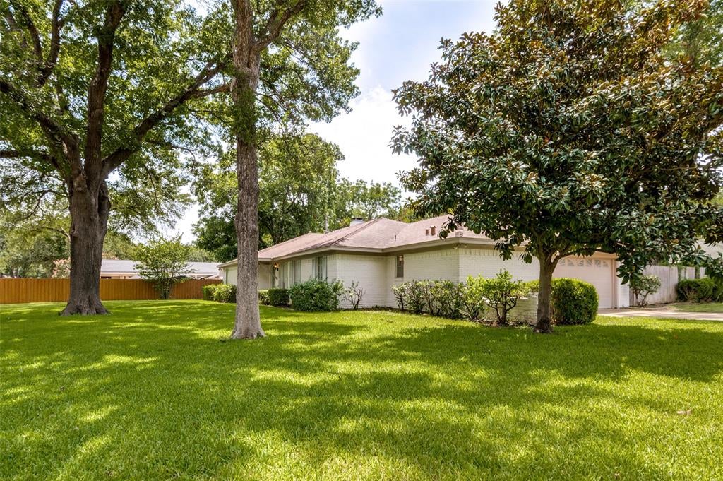 2221 Scarlet Ln, Grand Prairie, TX 75050 photo