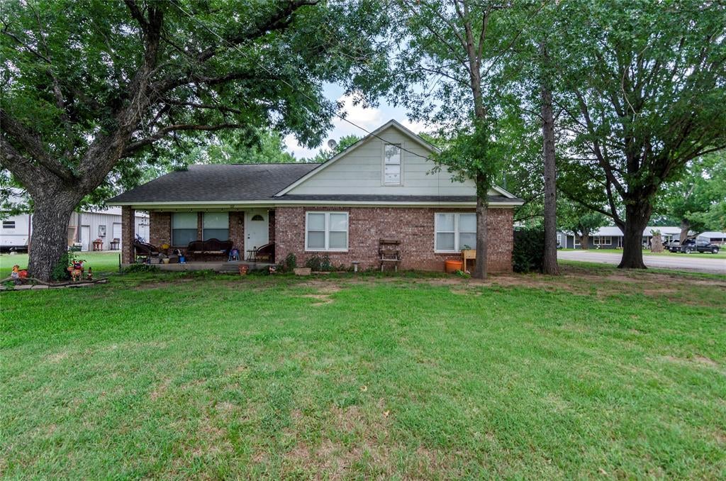 102 Mesquite St, Paradise, TX 76073