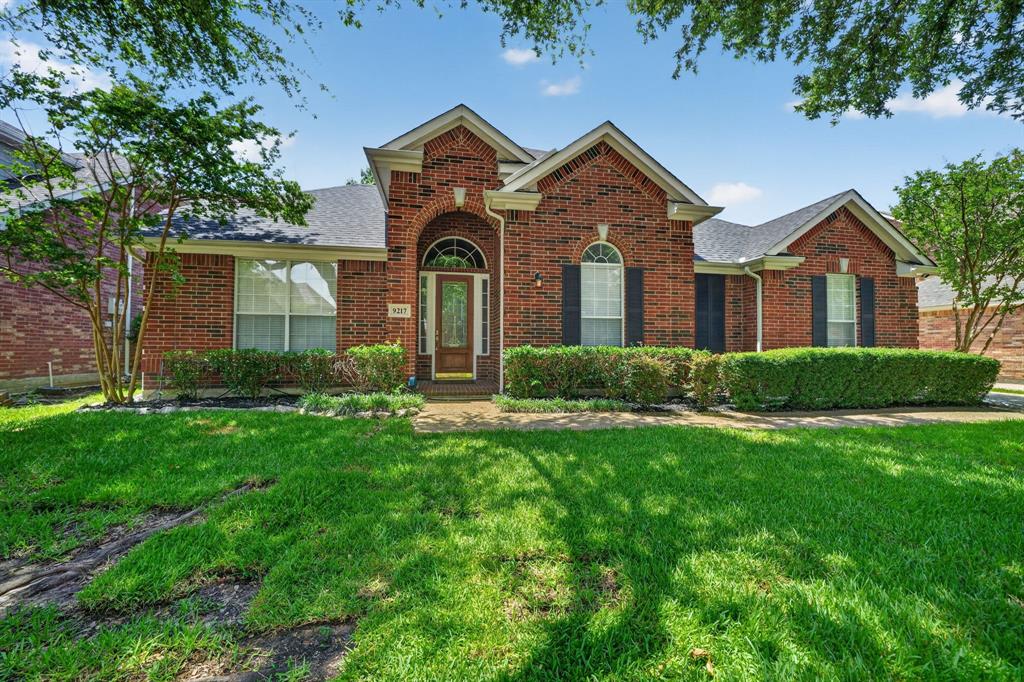 9217 Royal Burgess Dr, Rowlett, TX 75089