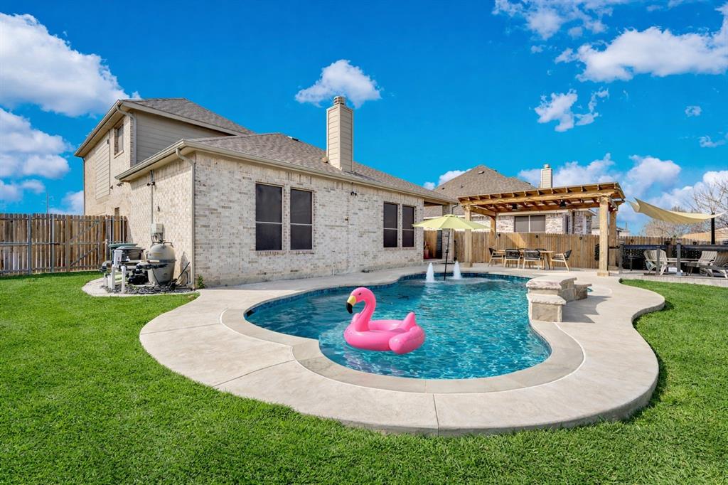 518 Clifton Ct, Midlothian, TX 76065