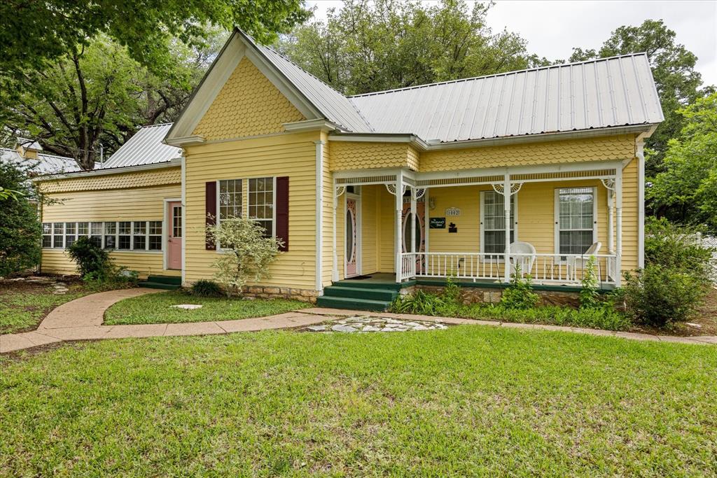 1002 W Pearl St, Granbury, TX 76048 photo