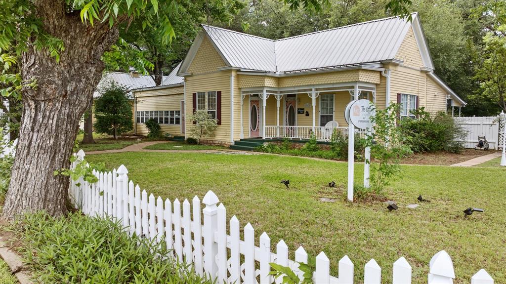 1002 Pearl St, Granbury, TX 76048