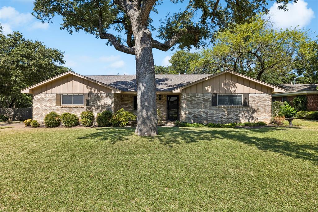 505 Caduceus Ln, Hurst, TX 76053