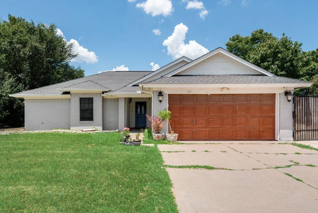 205 Freedom Ln, Arlington, TX 76002