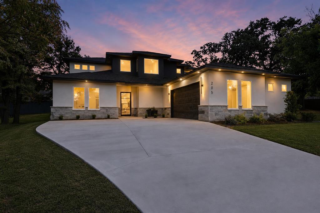 205 Familia Ct, Azle, TX 76020