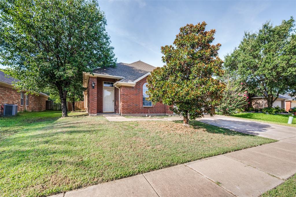 1351 Clearwater Dr, Grand Prairie, TX 75052