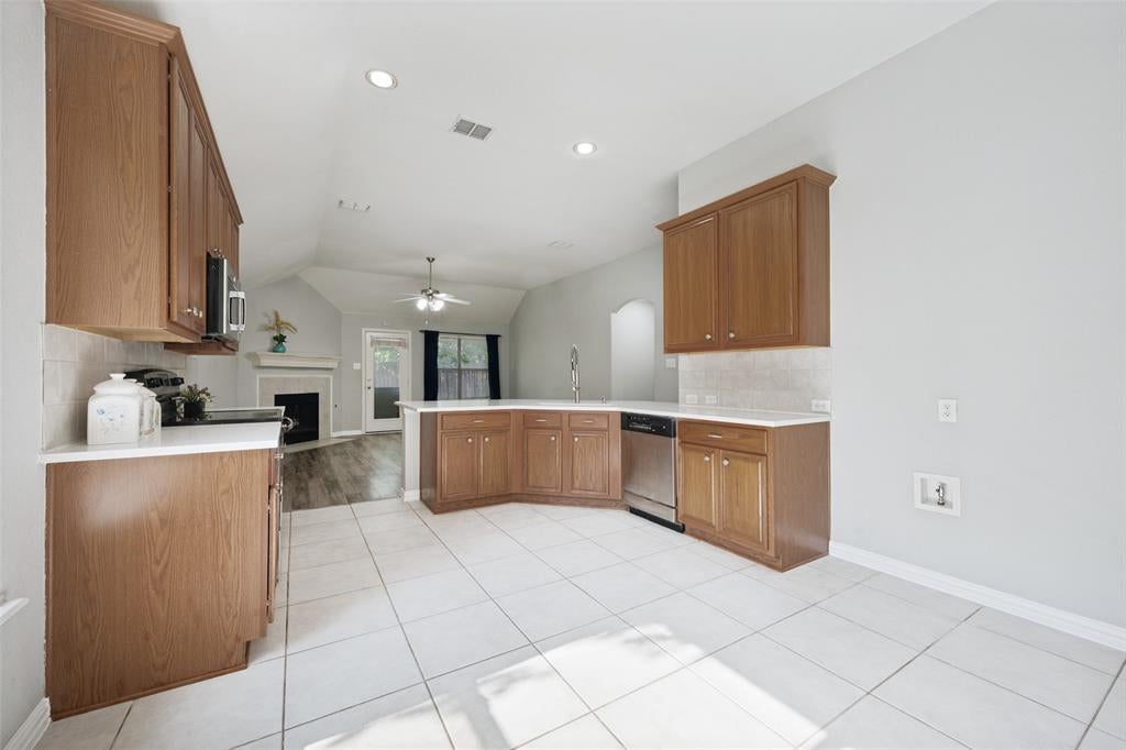 1351 Clearwater Dr, Grand Prairie, TX 75052 photo