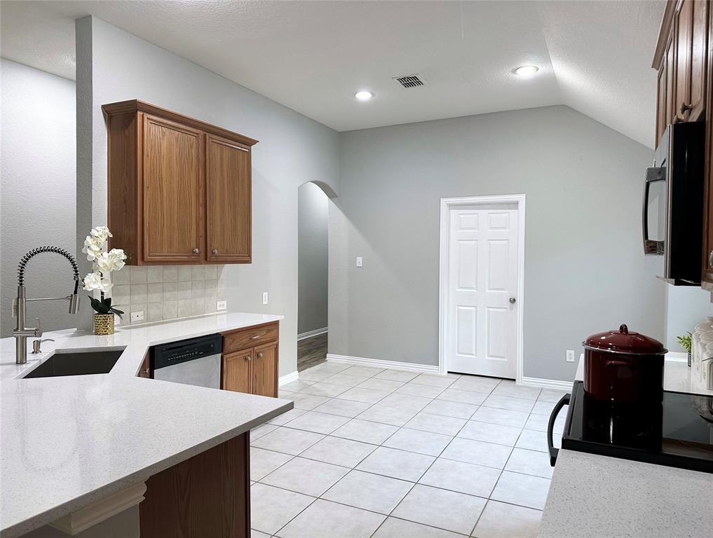 1351 Clearwater Dr, Grand Prairie, TX 75052 photo