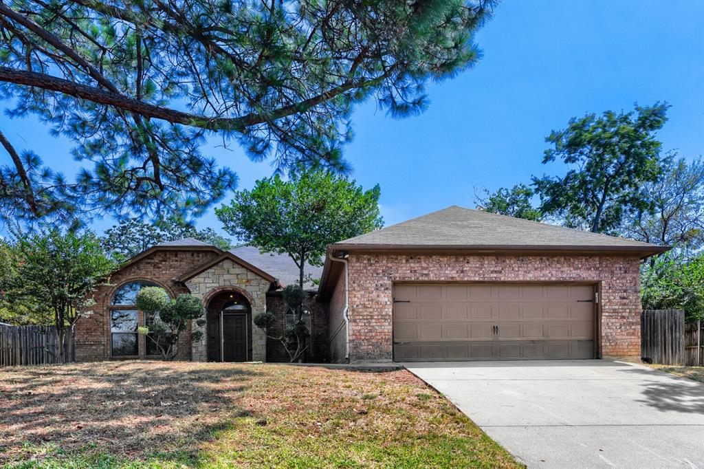 1104 Irwin Dr, Hurst, TX 76053