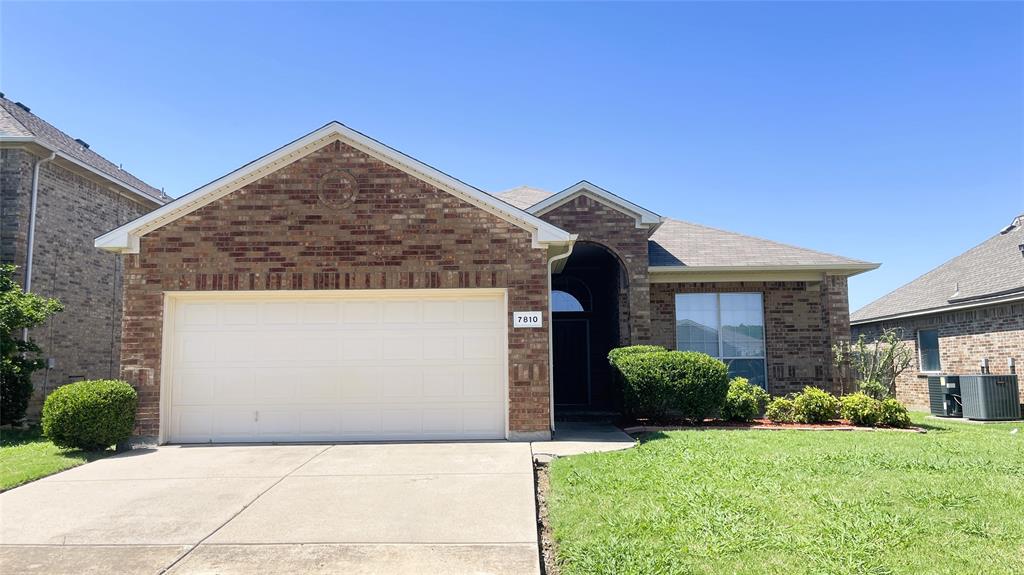 7810 Corona Ct, Arlington, TX 76002