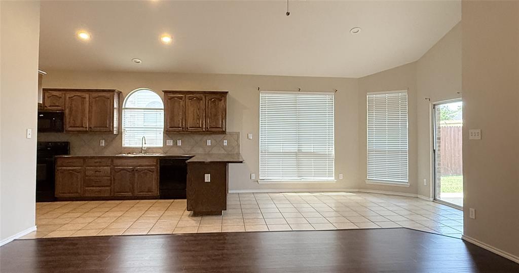 7810 Corona Ct, Arlington, TX 76002 photo