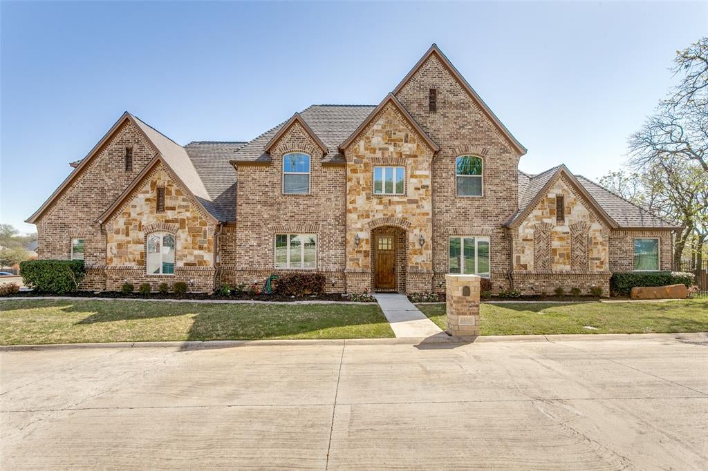 6800 Woodland Hills Dr, North Richland Hills, TX 76182