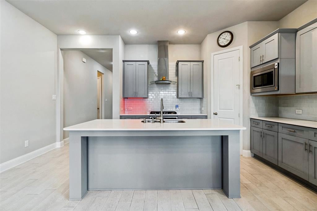 12679 Royal Oaks Ln, Farmers Branch, TX 75234 photo
