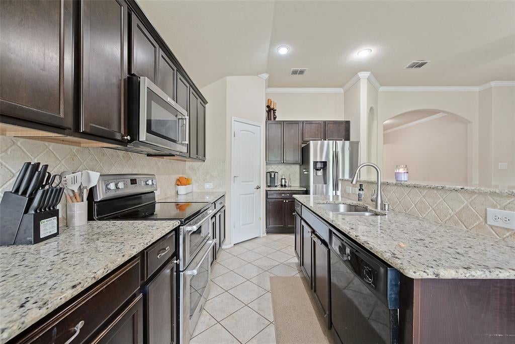 8221 Black Hills Trl, Aubrey, TX 76227 photo