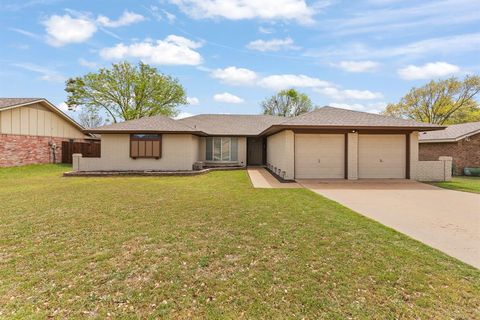 Single Family Residence in Benbrook TX 9929 Farmington Drive.jpg