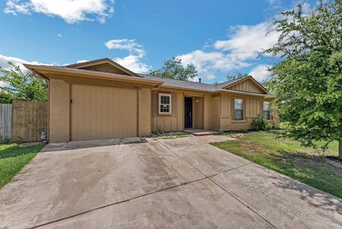 Single Family Residence in Fort Worth TX 5921 Sea Breeze Lane.jpg
