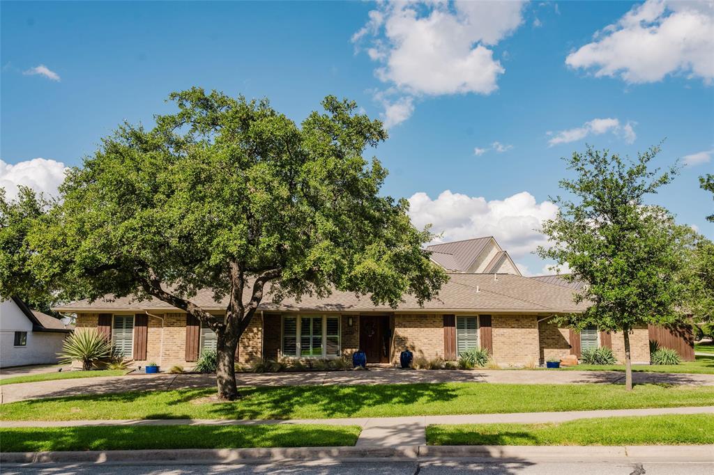 3257 Brookhaven Club Dr, Farmers Branch, TX 75234