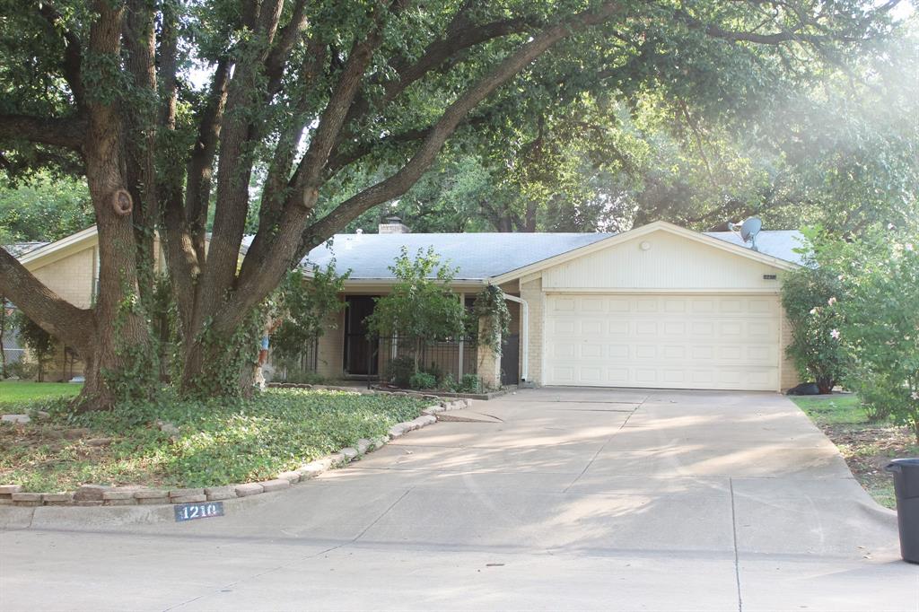 1210 Cozby St, Benbrook, TX 76126