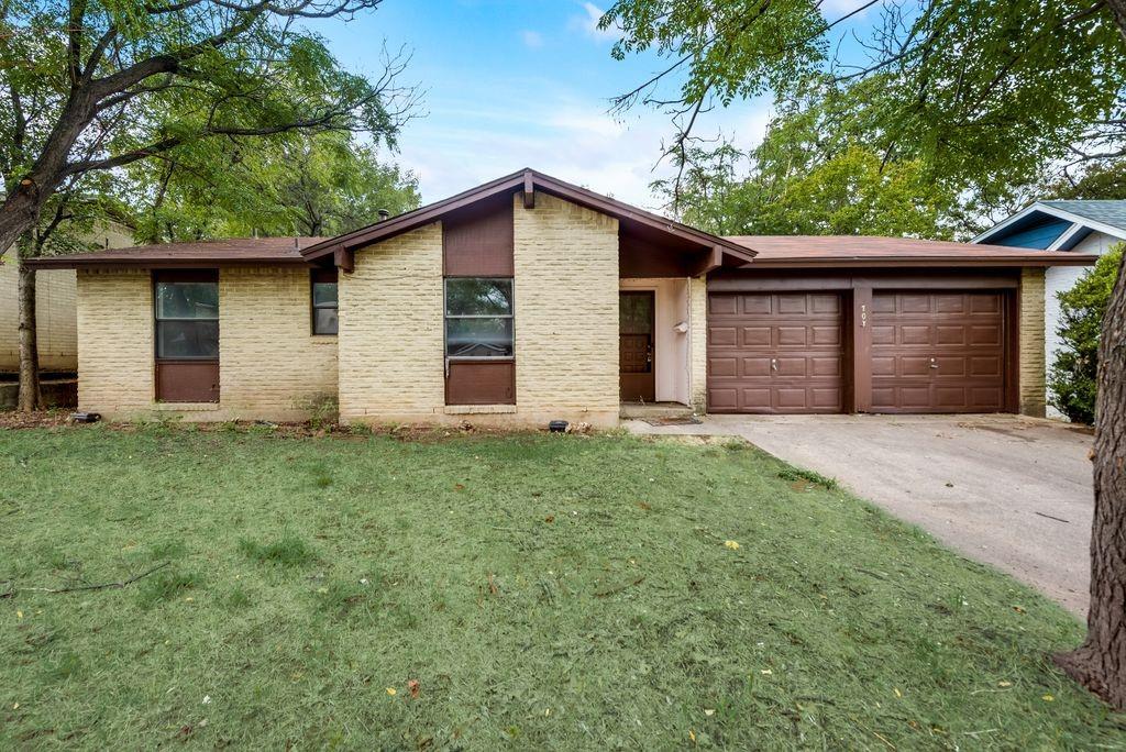 703 Johns Dr, Euless, TX 76039
