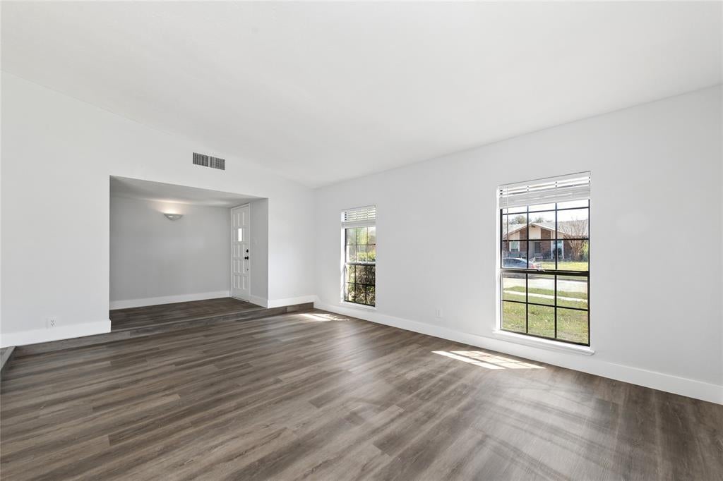 2119 Meadfoot Rd, Carrollton, TX 75007 photo