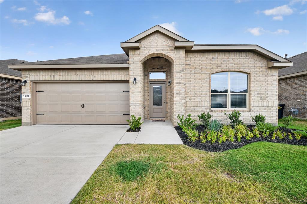 1921 Cherokee Ln, Cleburne, TX 76033