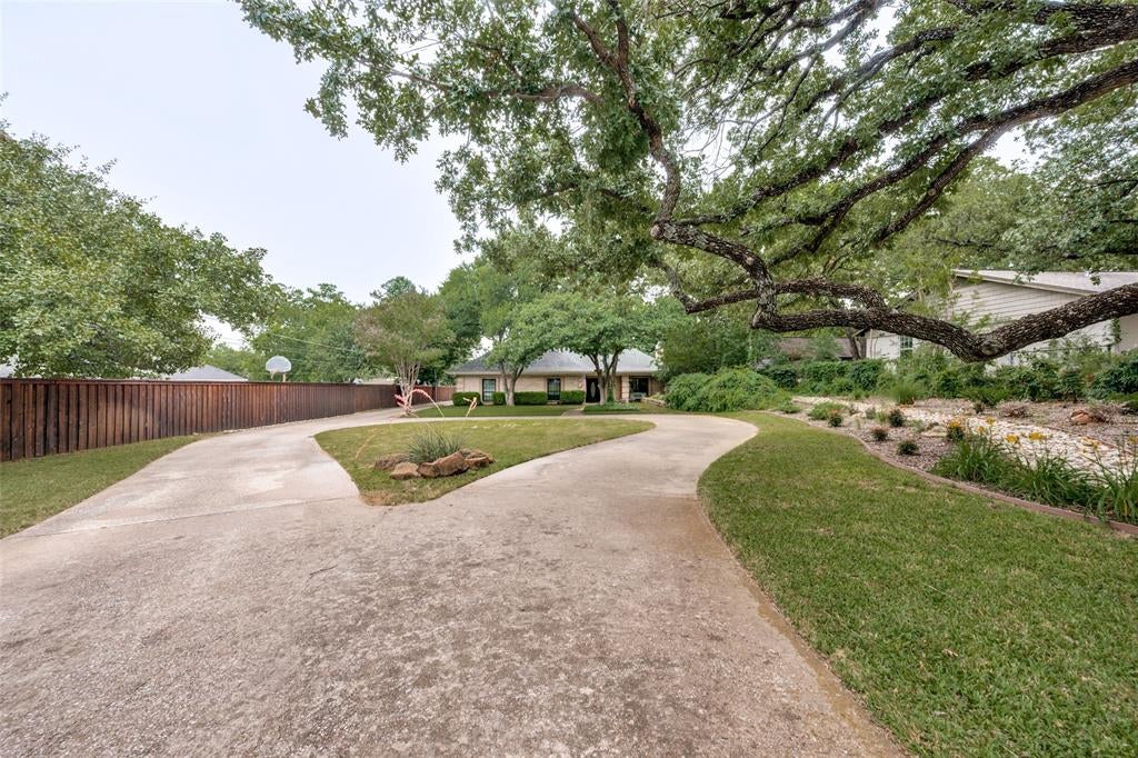 9004 Martin Dr, North Richland Hills, TX 76182