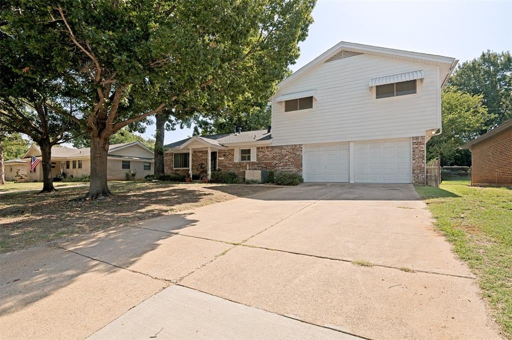 511 Simmons Dr, Euless, TX 76040