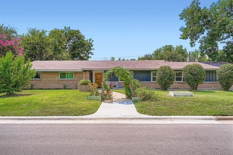 Single Family Residence in Benbrook TX 4100 Plantation Drive.jpg