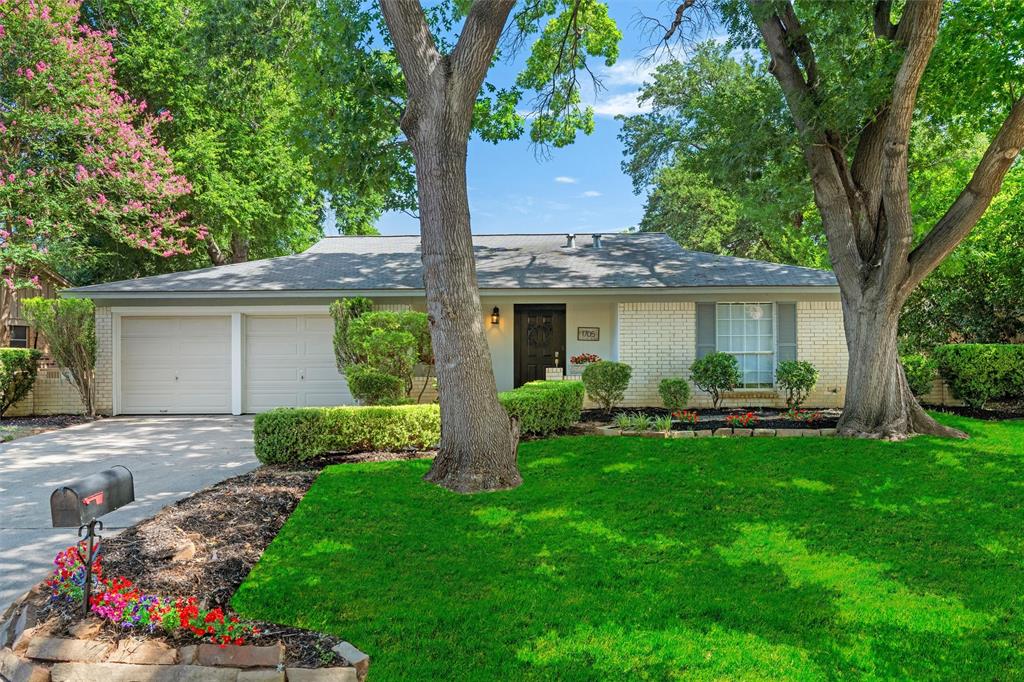 1705 Manchester Dr, Arlington, TX 76012 photo