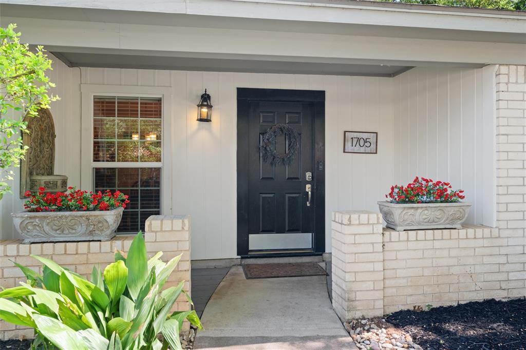 1705 Manchester Dr, Arlington, TX 76012 photo