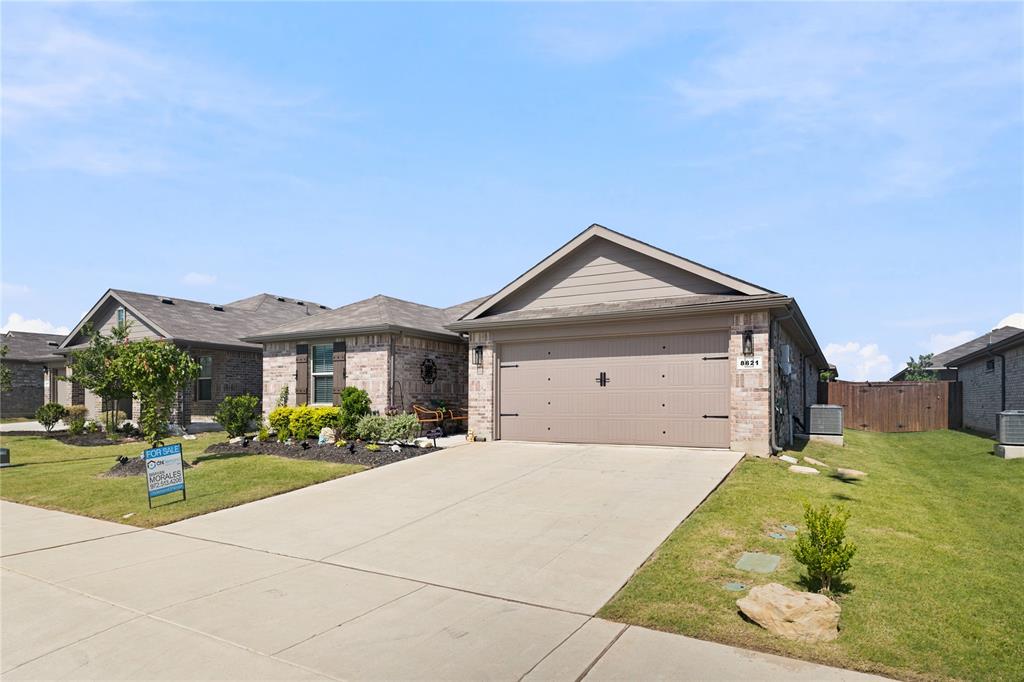 8821 Playmoor Dr, Fort Worth, TX 76131 photo
