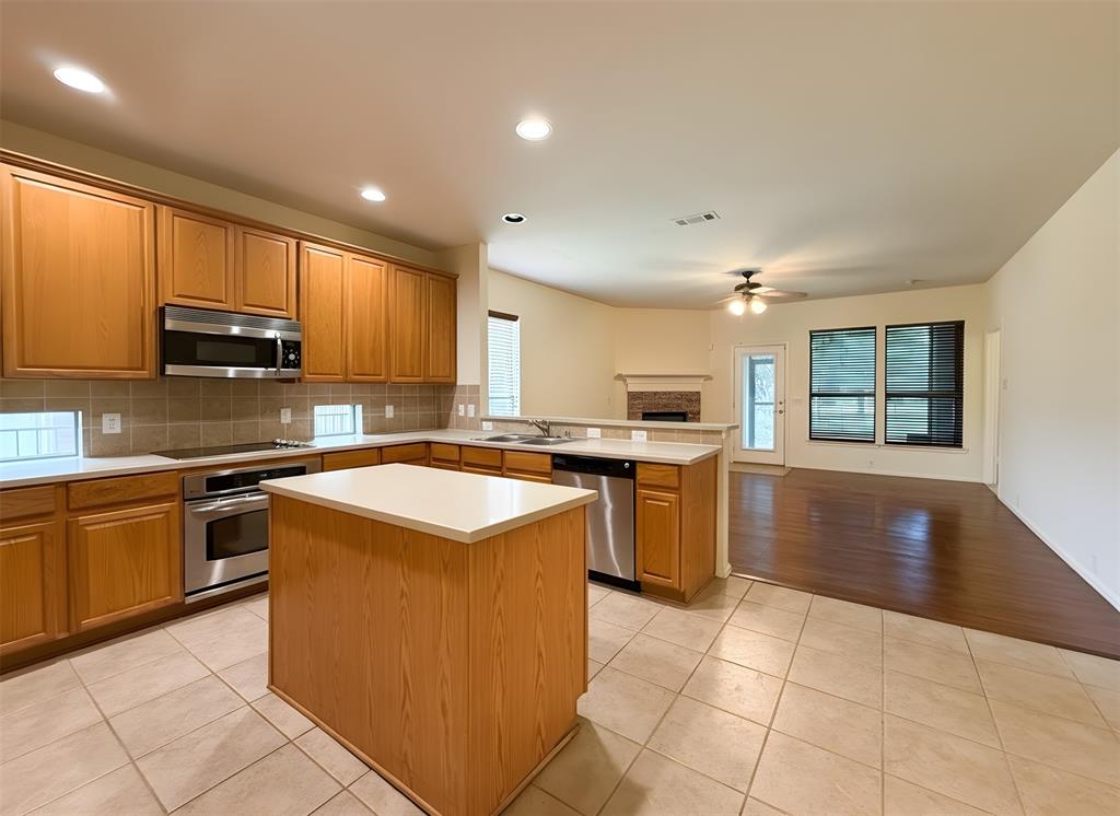 6820 Algarve Dr, Denton, TX 76210 photo