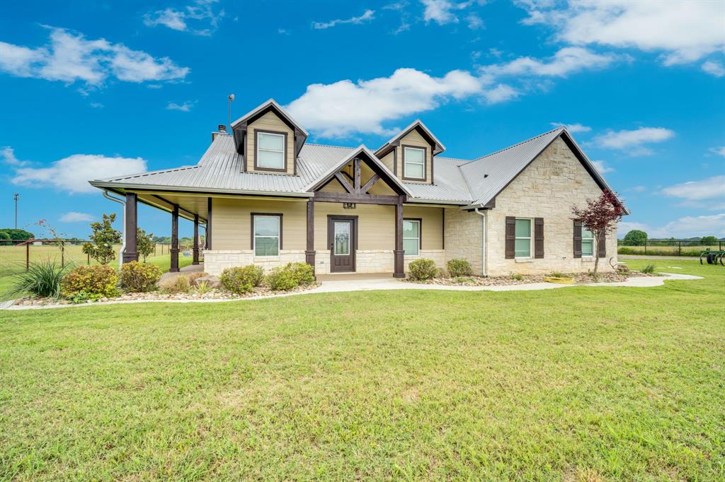 61 Rockett Ln, Pecan Hill, TX 75154