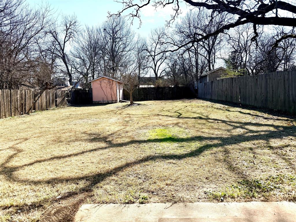 1954 E Booth St, Paris, TX 75460 photo