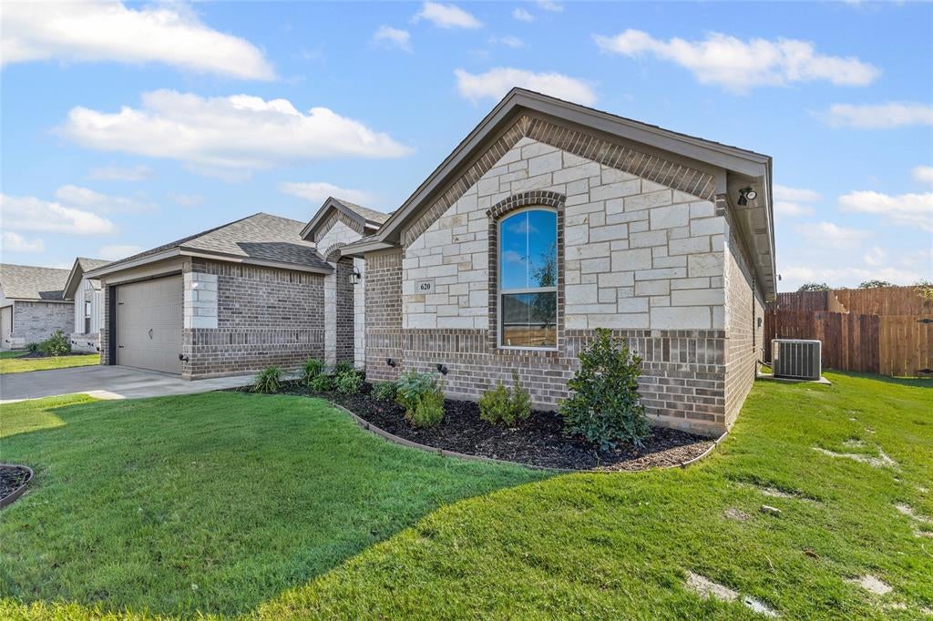 620 Jameson St, Springtown, TX 76082 photo