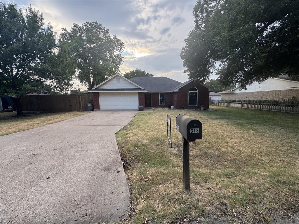 313 Main St, Red Oak, TX 75154