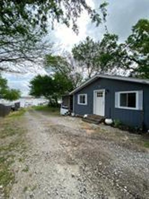 Single Family Residence in Weatherford TX 1028 W Lake Drive.jpg